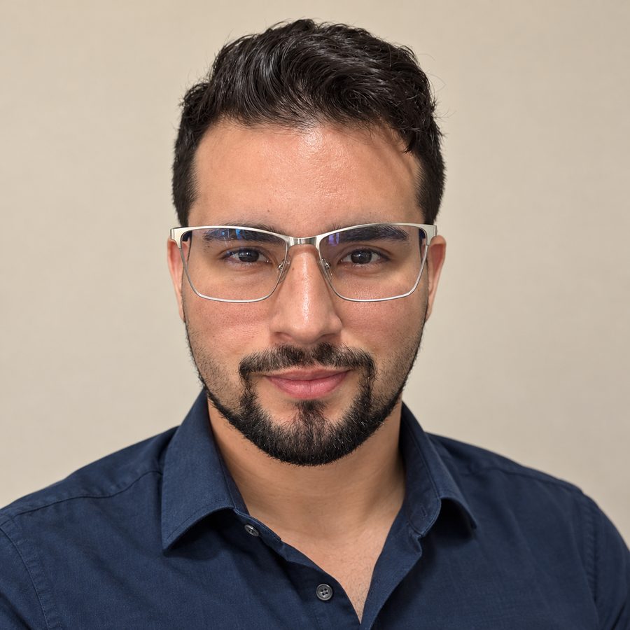 Retrato de Tiago S. Araújo, de camisa azul